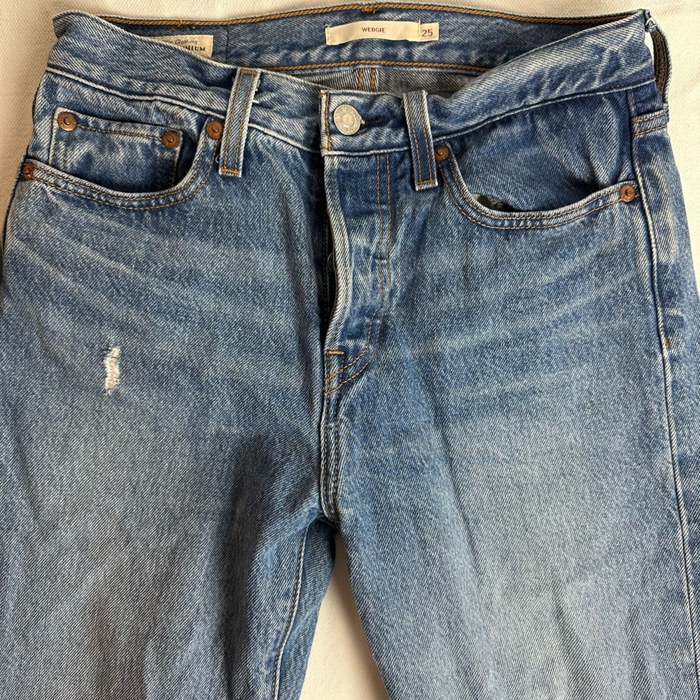 Levi’s High Rise Dark Wash Some Distress Wedgie Fit Size 25